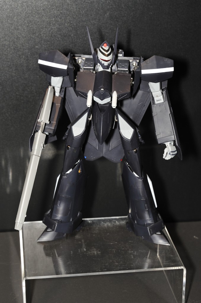 vf-17d battroid and vf-17 super fighter at wf