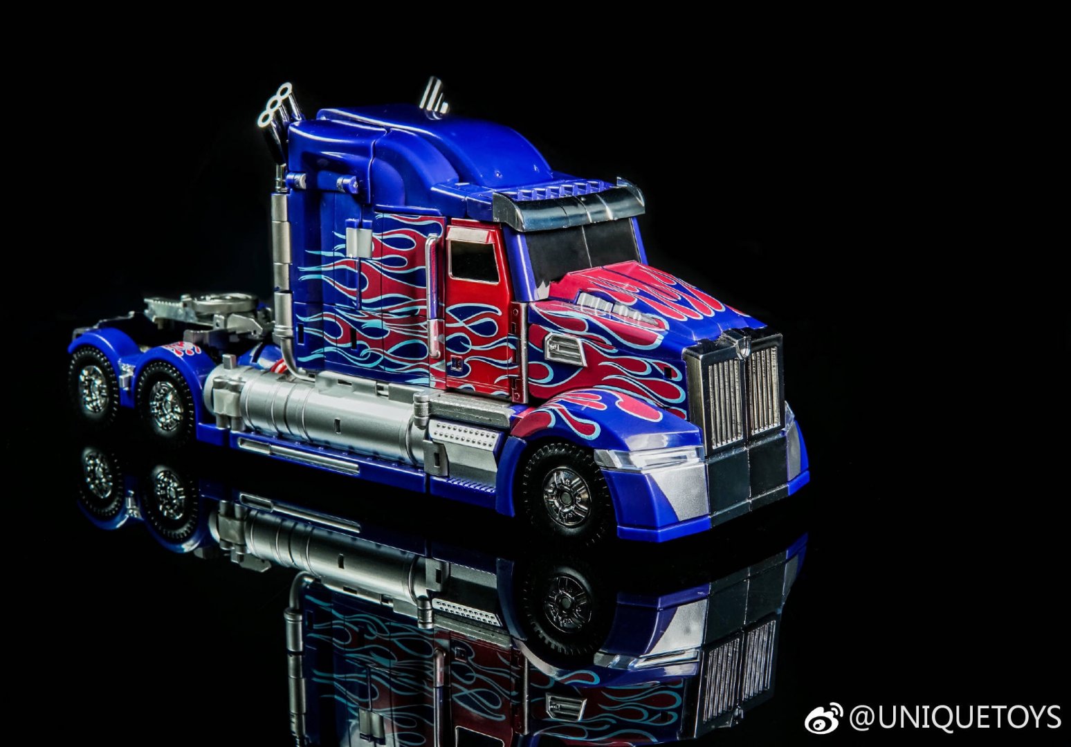 Unique-Toys-UTR-02-Challenger-03.thumb.jpeg.3e2d9d35971f74a789865b78f5451cdc.jpeg