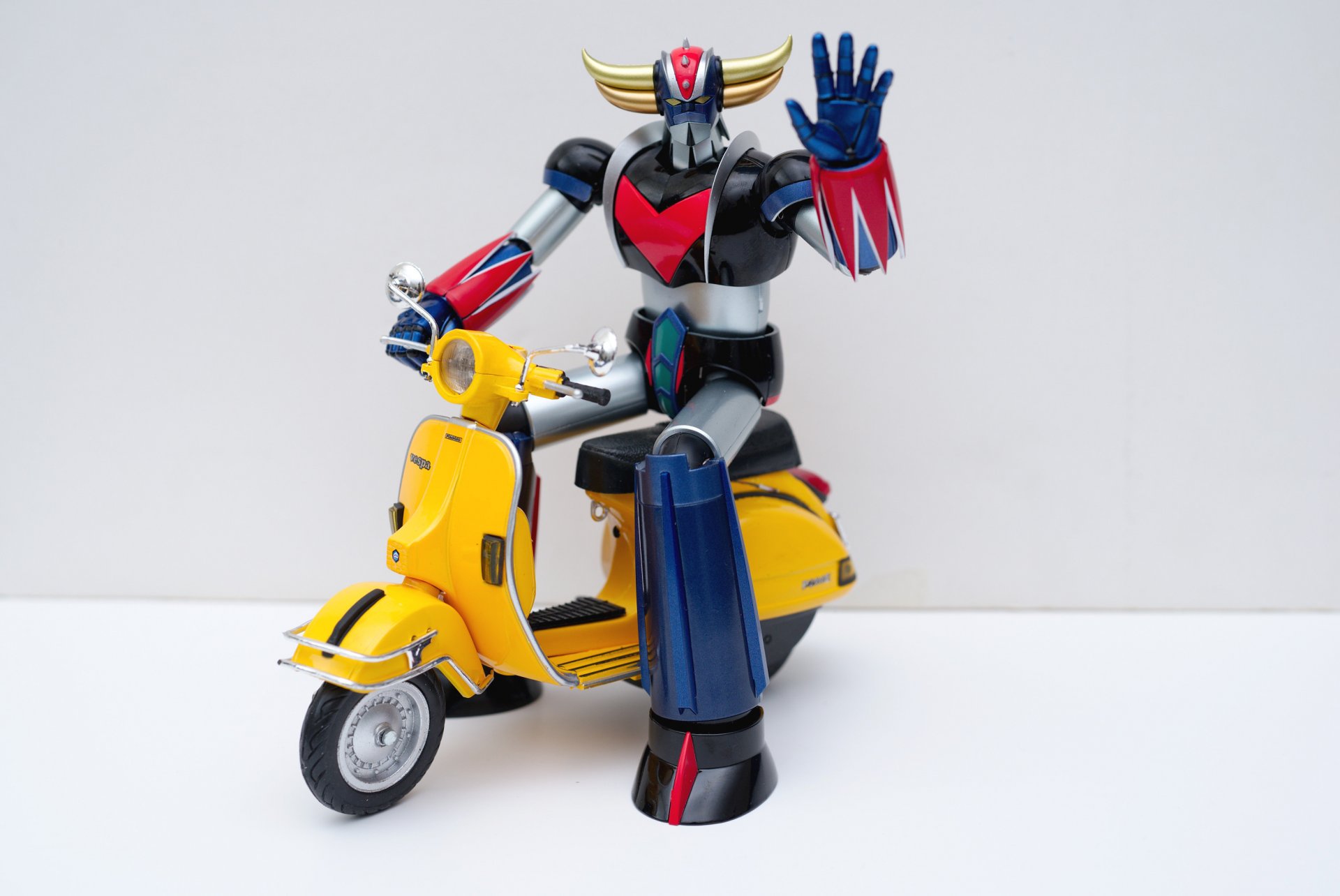 gx76-grendy-on-a-vespa.thumb.jpg.679e99441b07daa679813a8c3f68351c.jpg