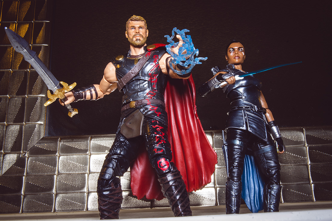 5b51731691e1a_MarvelLegends_Ragnarok_Thor_Valkyrie_DSC06678.jpg.8ef6672b7cf9a1382f629f8593aa2ed6.jpg