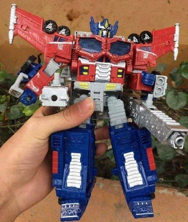 768860490_SiegeWave2LeaderClassOptimusPrime-FIRSTIn-HandImageOfGalaxyConvoyCybertronHomage__scaled_600.jpg.ecf81b0b867ad372bca74700843d1056.jpg