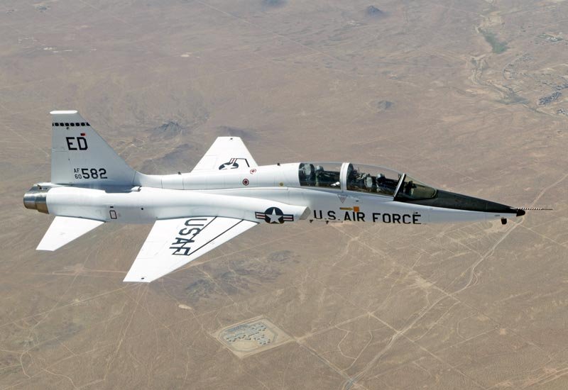 T-38_Talon_over_Edwards_AFB.jpg.27c231079fae813cdc9b409812827377.jpg