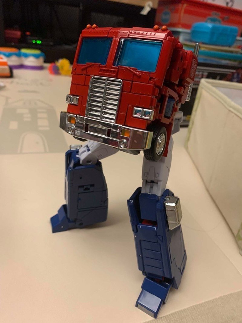 1299505954_mp-44-optimus-prime-first-in-hand-images(37)__scaled_800.jpg.5cd44ae08a6d478ec5eb38775ced299b.jpg