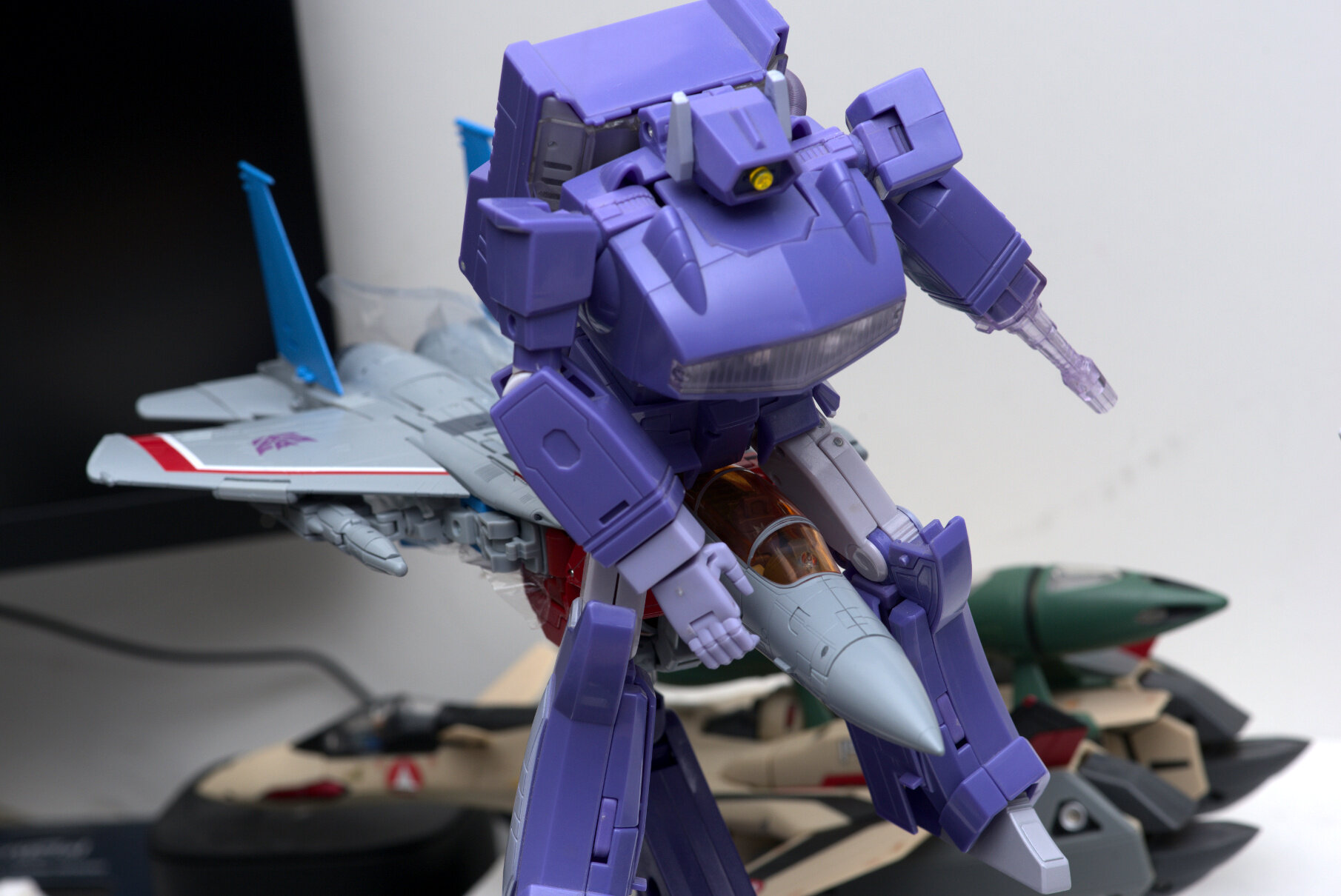 shockwave-riding-starscream.jpg.ca829a8d7335296c6701840e9159ed95.jpg