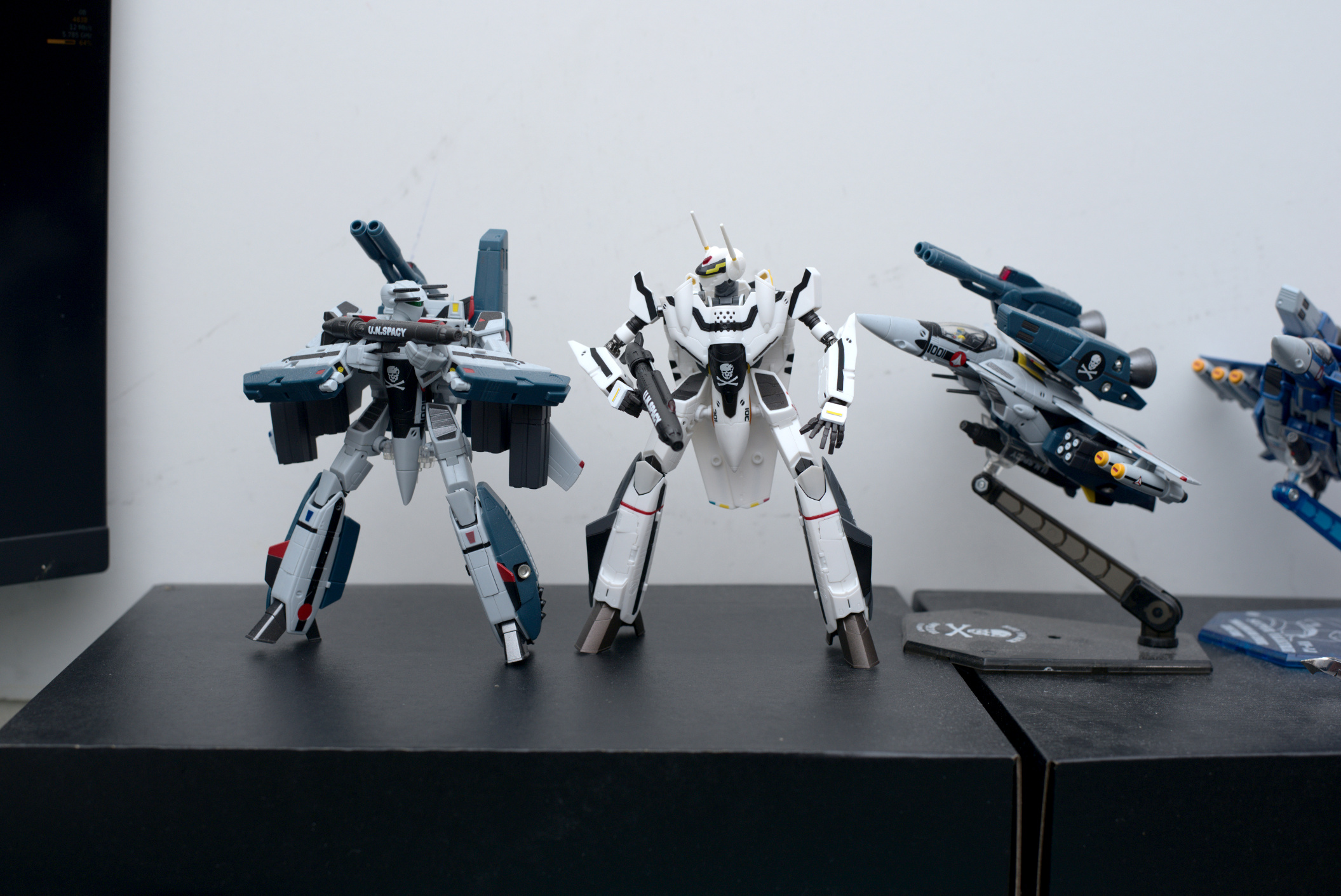 hmr-vf1-vf0-battroid.jpg.2843aa9524bd308cf0790e7ea7d63837.jpg