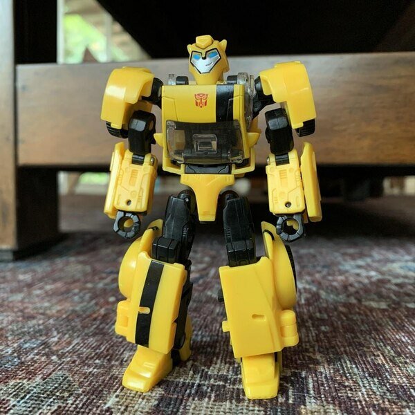 ImageofAnimatedBumblebeeDeluxeClassImagesfromTransformersLegacyUniverse(10)__scaled_600.jpg.b2cbcb292a4f8122beedd4f1d0121c29.jpg