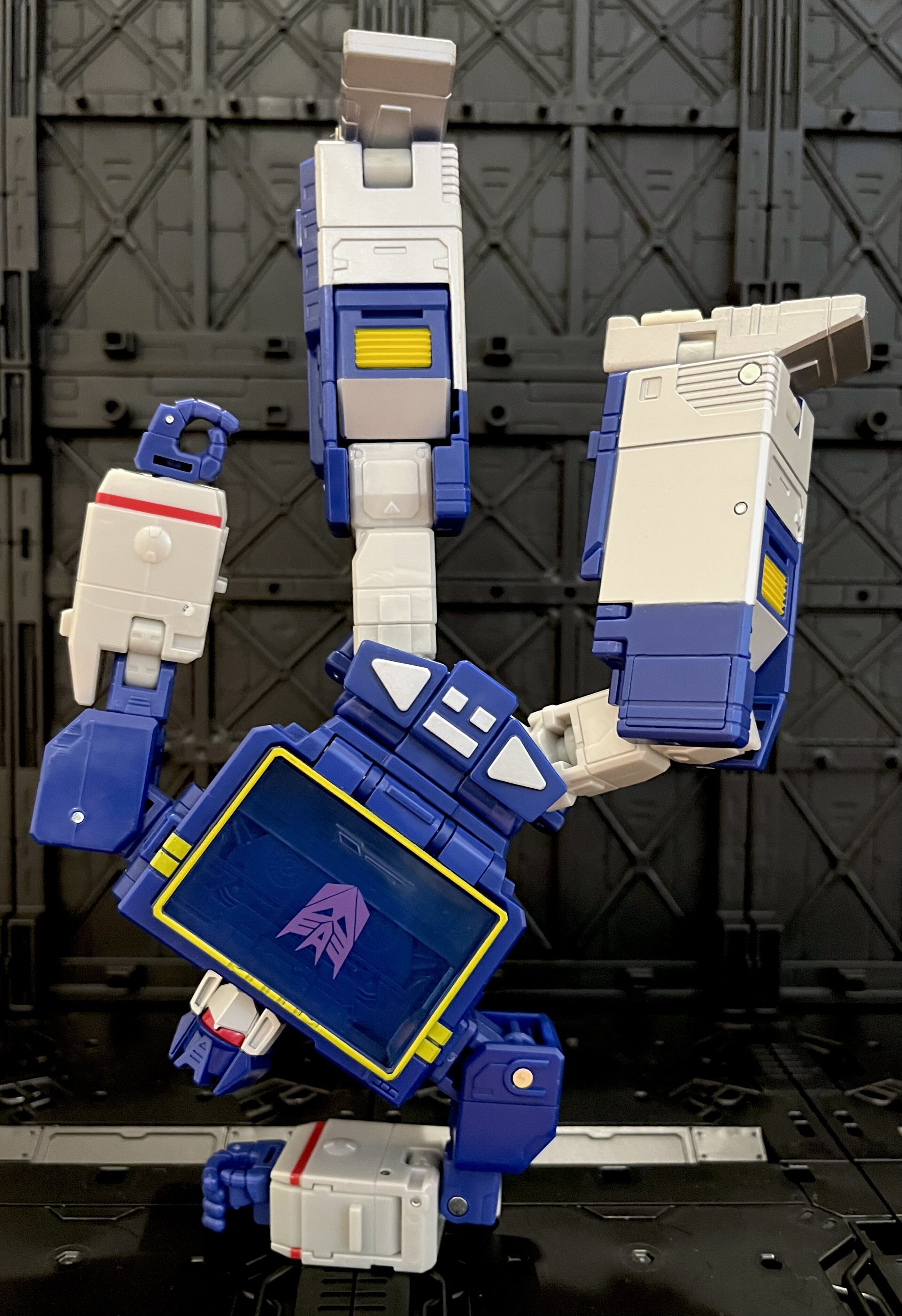 soundwave.jpeg.f8b15d2df63452f7d72350108d397a7e.jpeg